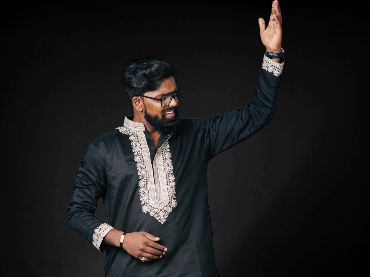 Mastaane performing